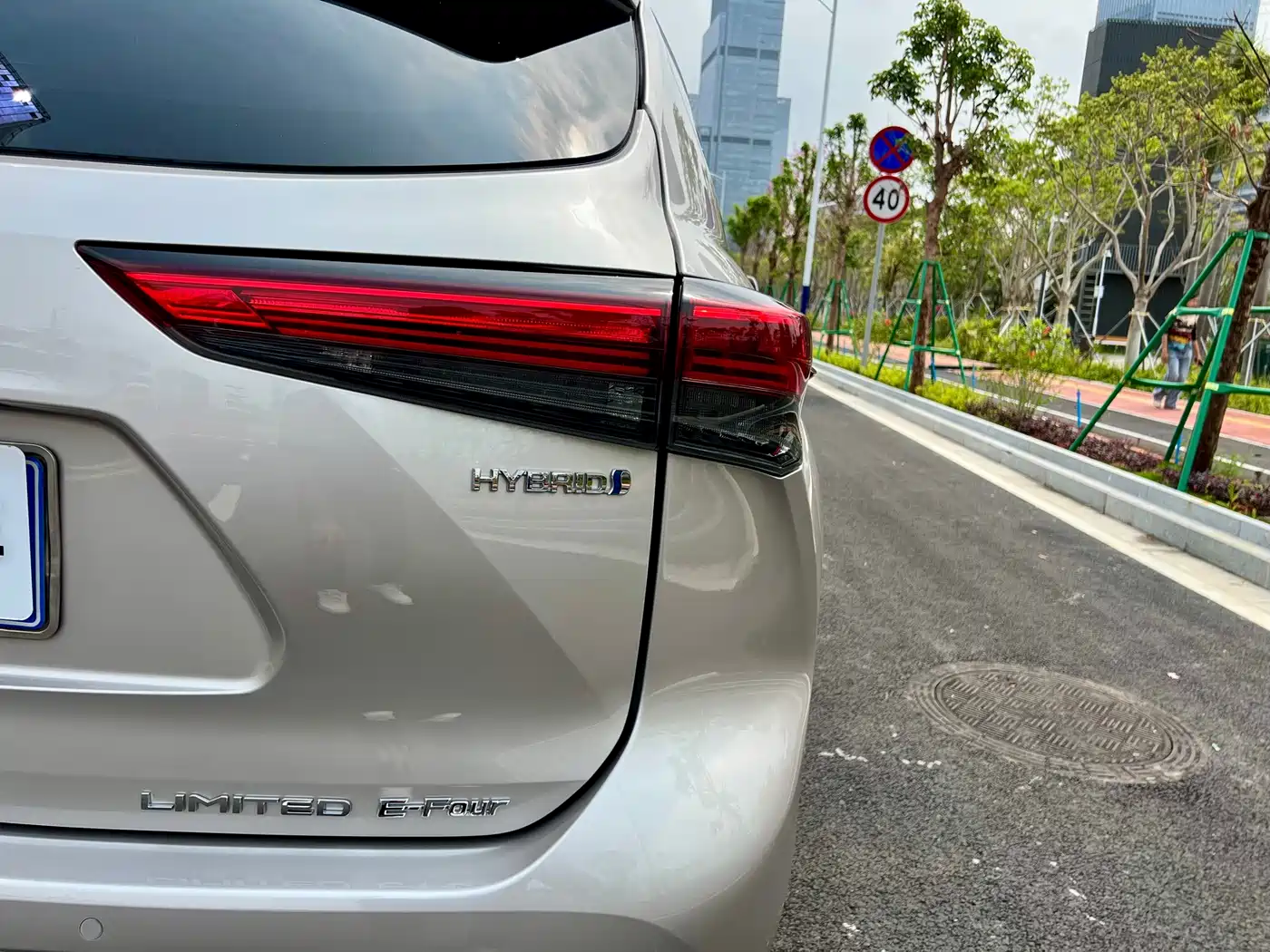 Toyota Highlander 2022 Dual Engine 2.5L 4WD Supreme Edition 7-Seater фото 32