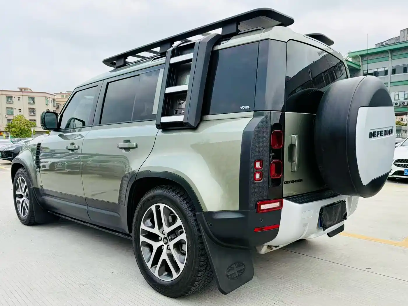 Land Rover Defender 2020 110 P400 Dark Special Edition фото 9