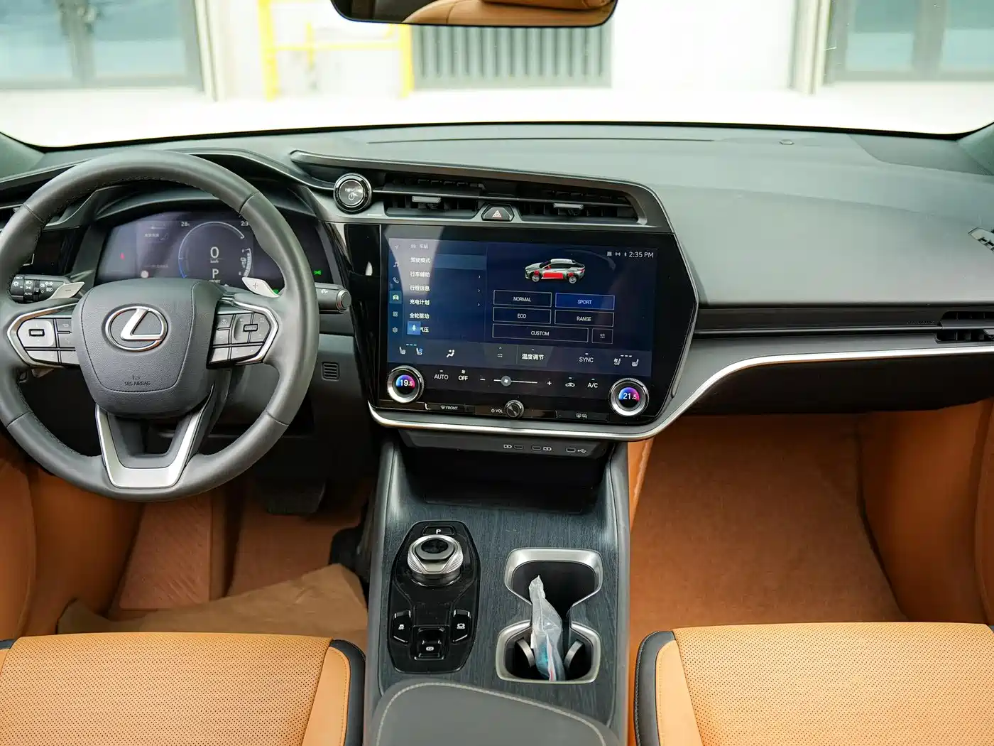 Lexus RZ 2023 450e 4WD Deluxe фото 16