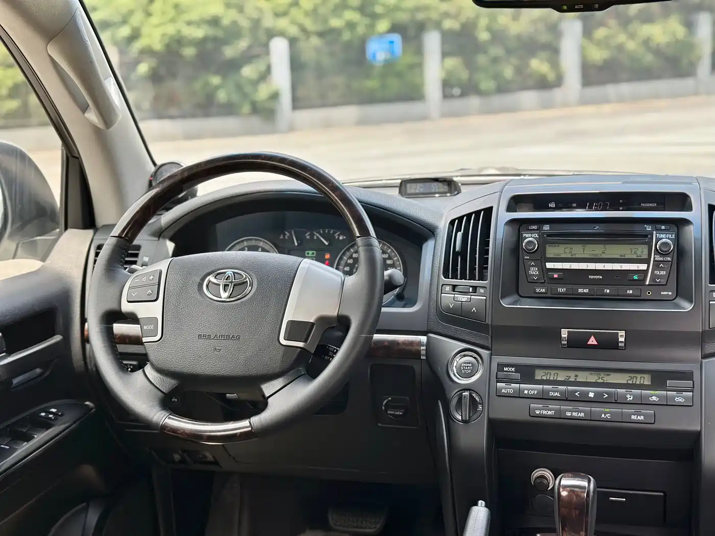 Toyota Land Cruiser (Import) 2015 4.0L V6 Middle East Limited Edition фото 13