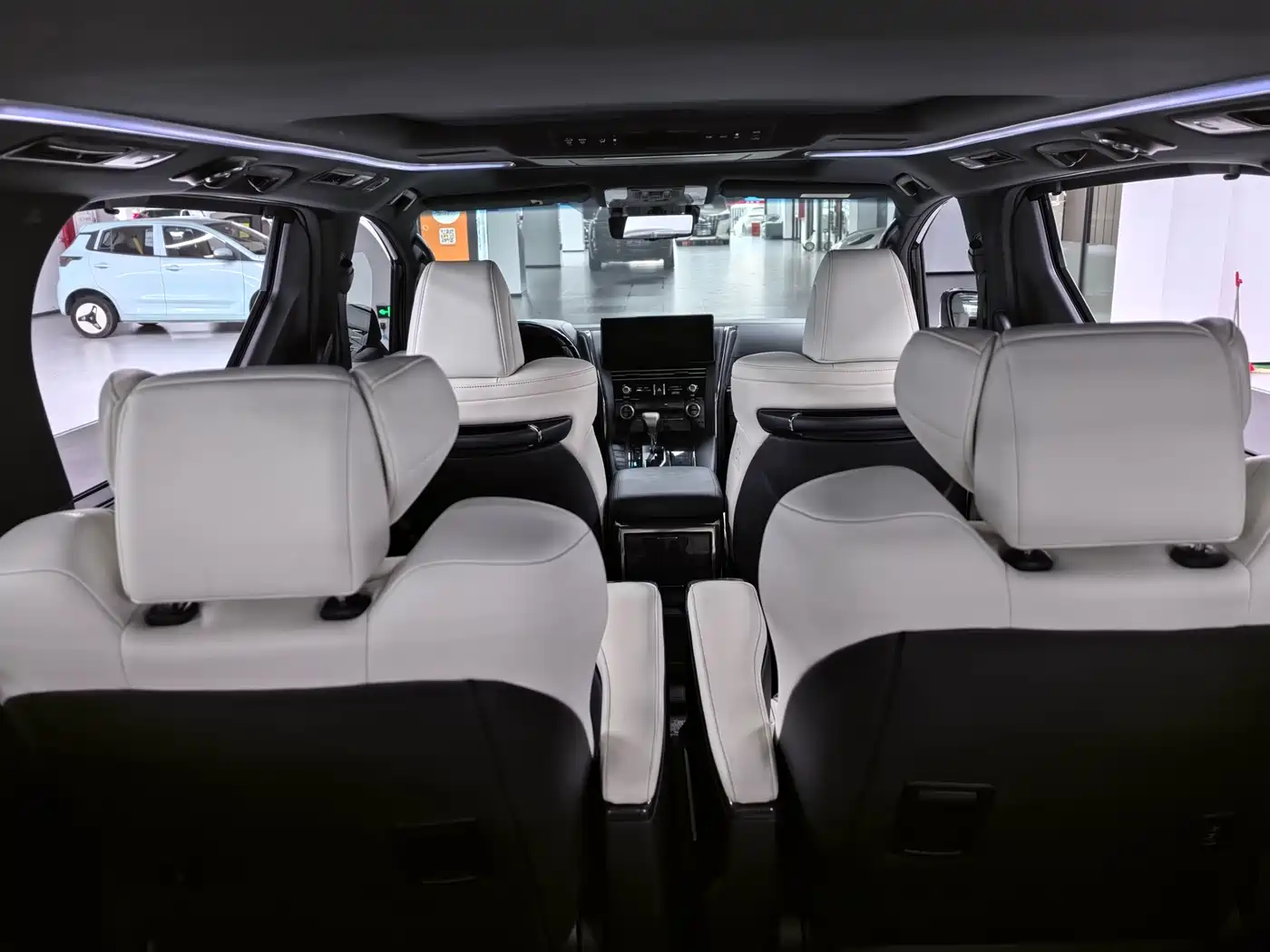 Lexus LM 2020 300h Seven-Seater Elegance Edition фото 11