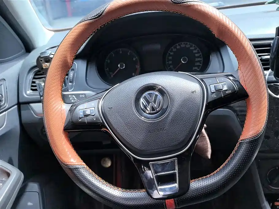 Volkswagen Lavida Tour 2015 1.6L Automatic Trend Edition фото 15