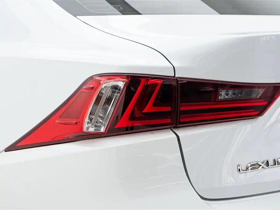 Lexus IS 2015 200t F SPORT фото 10