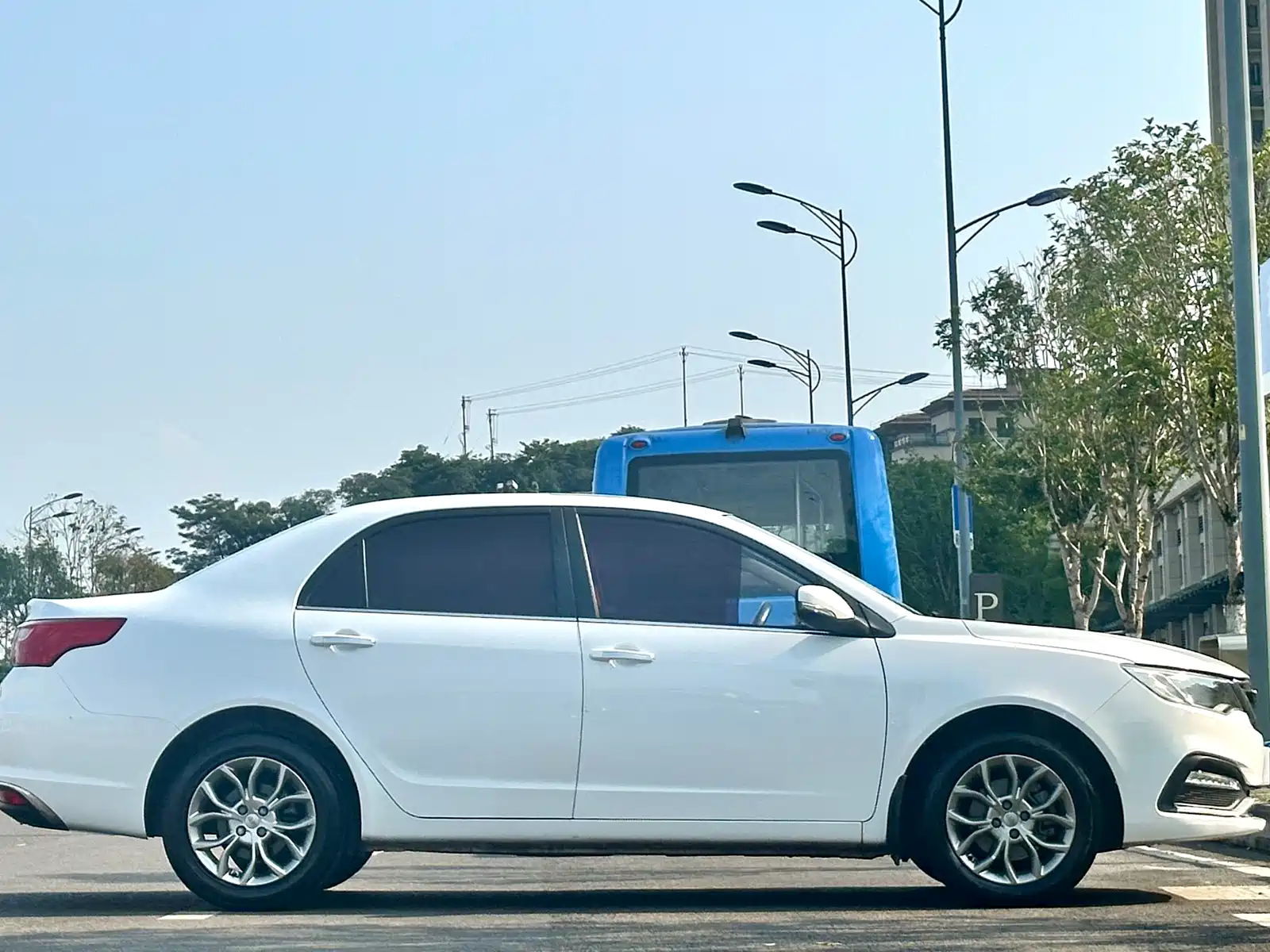 Фото 8 - Geely Vision