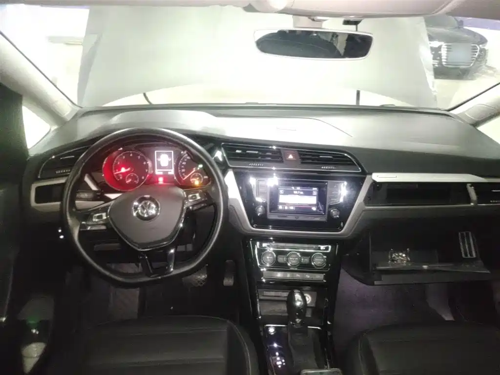 Volkswagen Touran 2016 Touran L 330TSI DSG Luxury фото 10