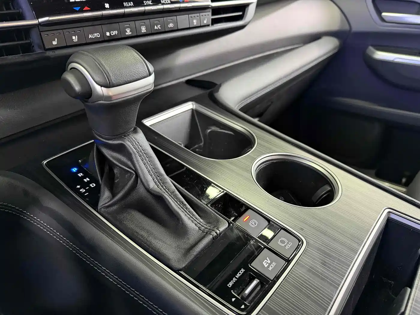 Toyota Sienna 2024 2.5L Hybrid 4WD Premium Edition фото 9
