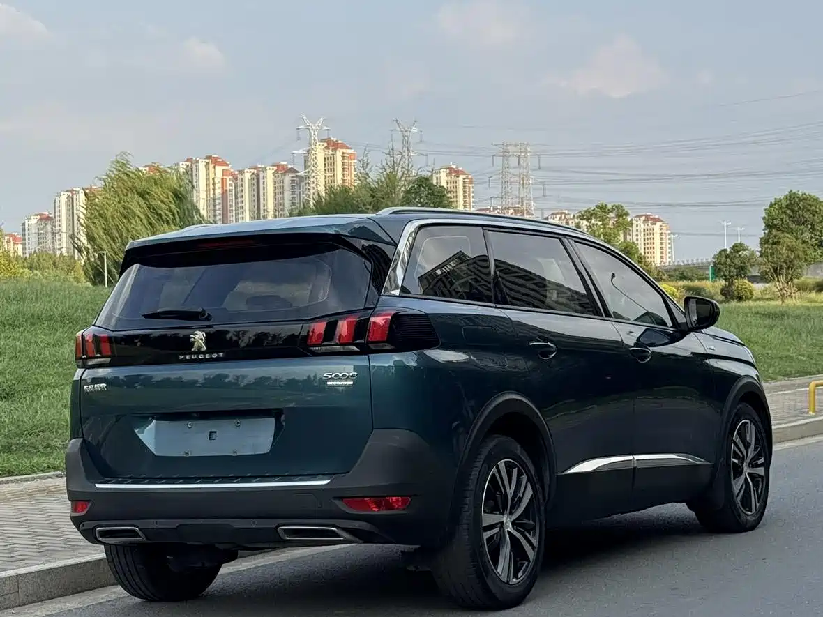 صورة 5 - Peugeot 5008