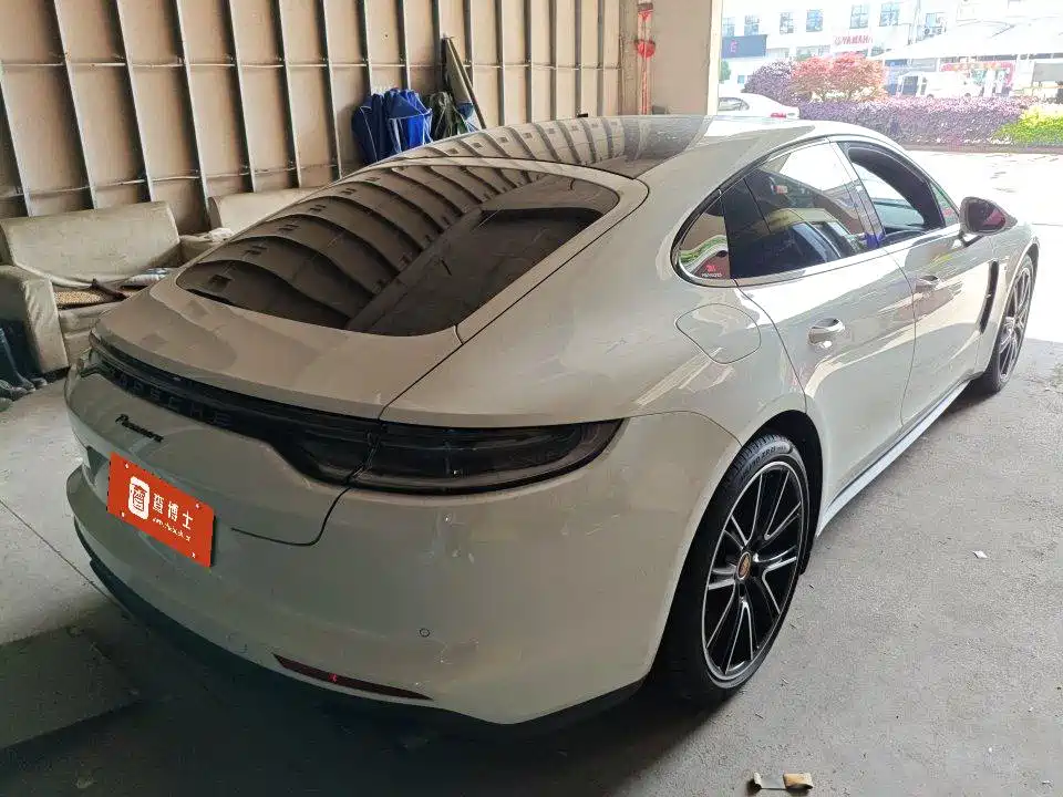 PORSCHE PANAMERA