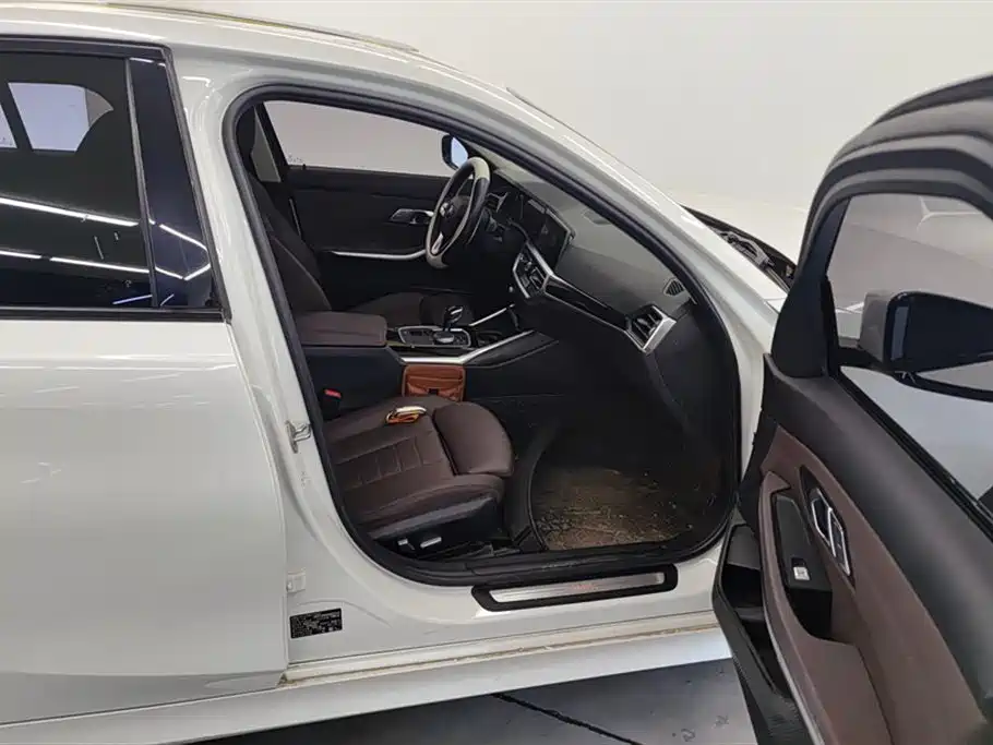 BMW 3 Series 2021 320i Sport Package фото 8