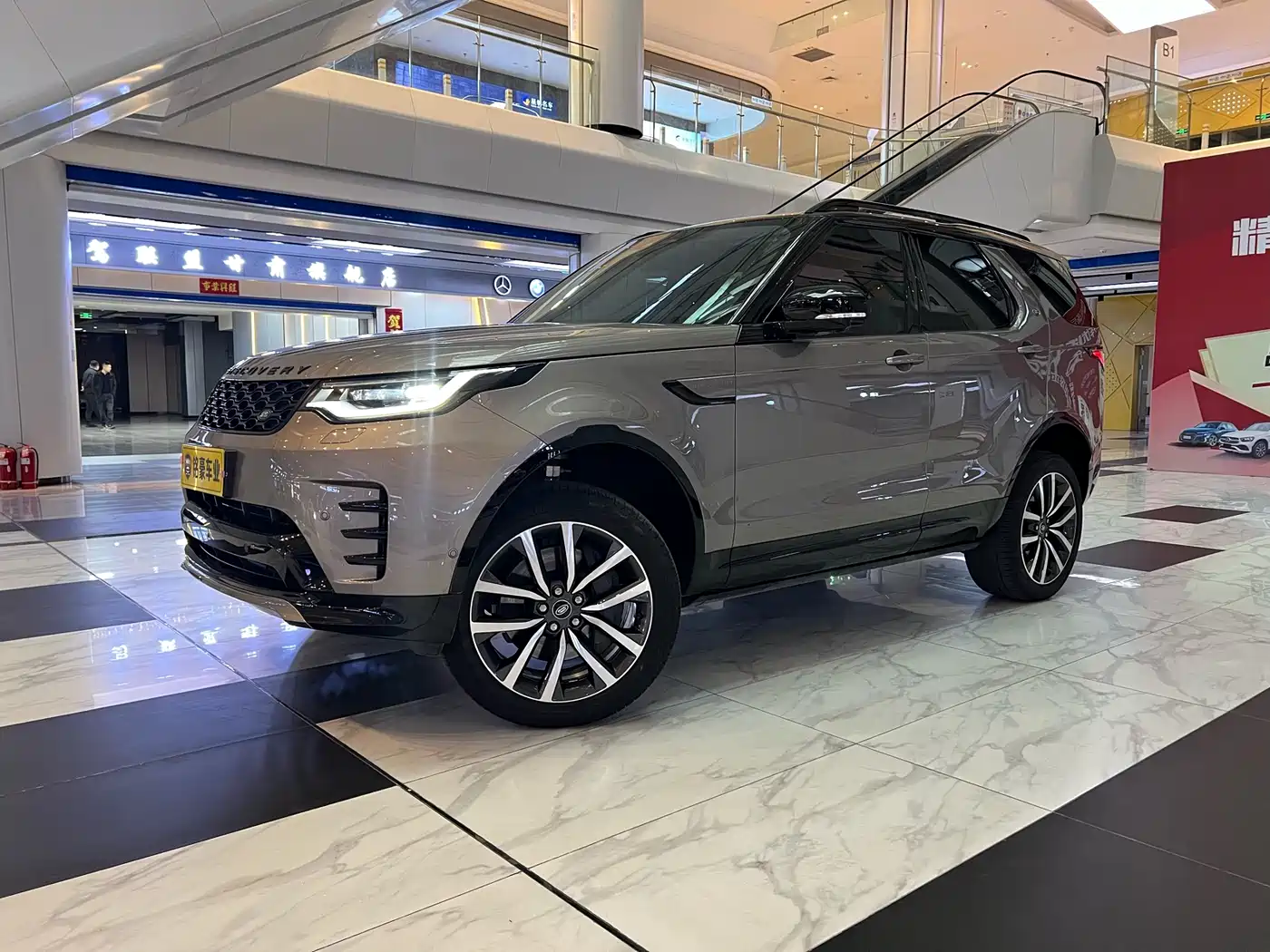 Land Rover Discovery 2023 360PS R-Dynamic SE фото 3