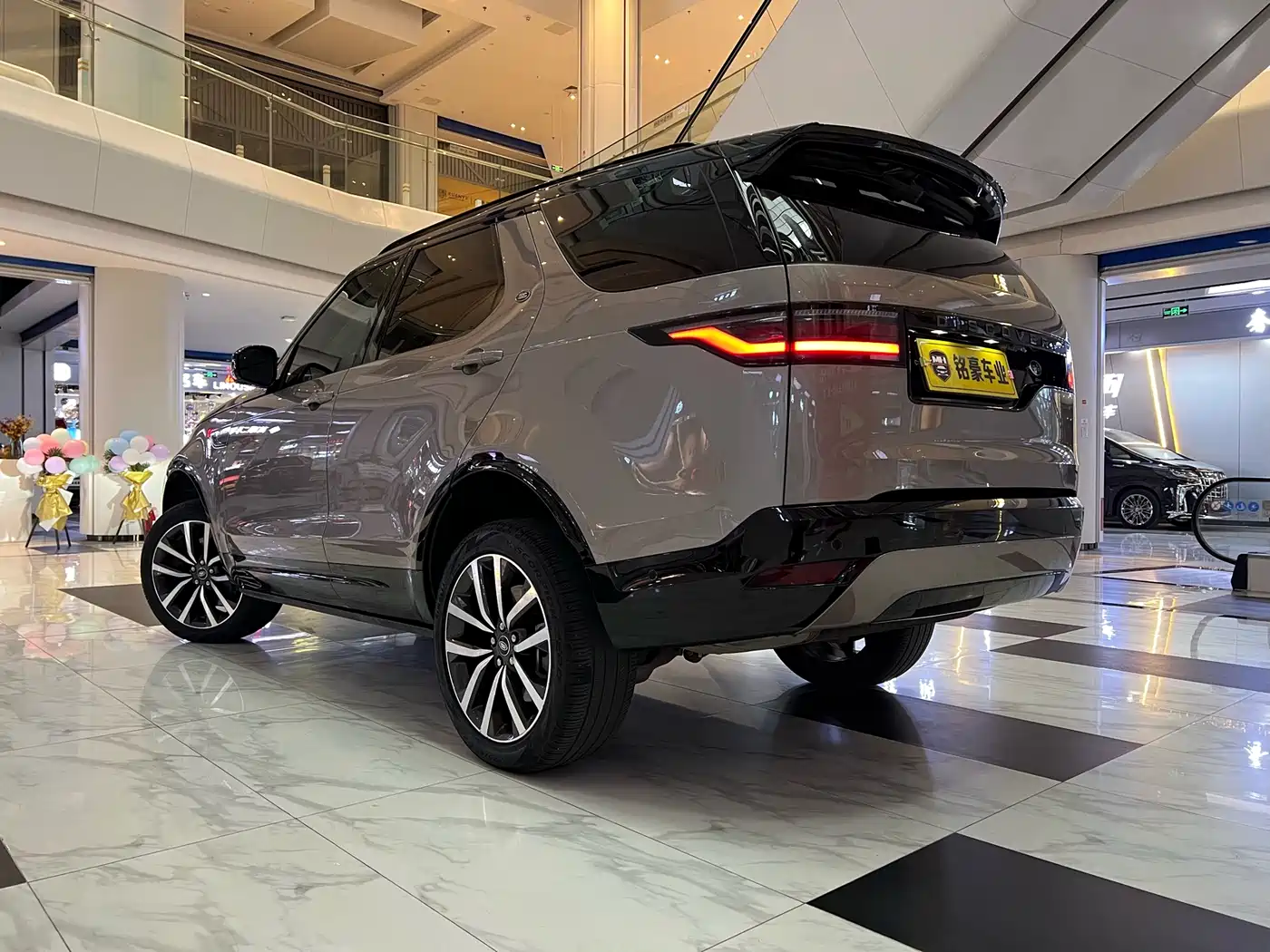 Land Rover Discovery 2023 360PS R-Dynamic SE фото 9