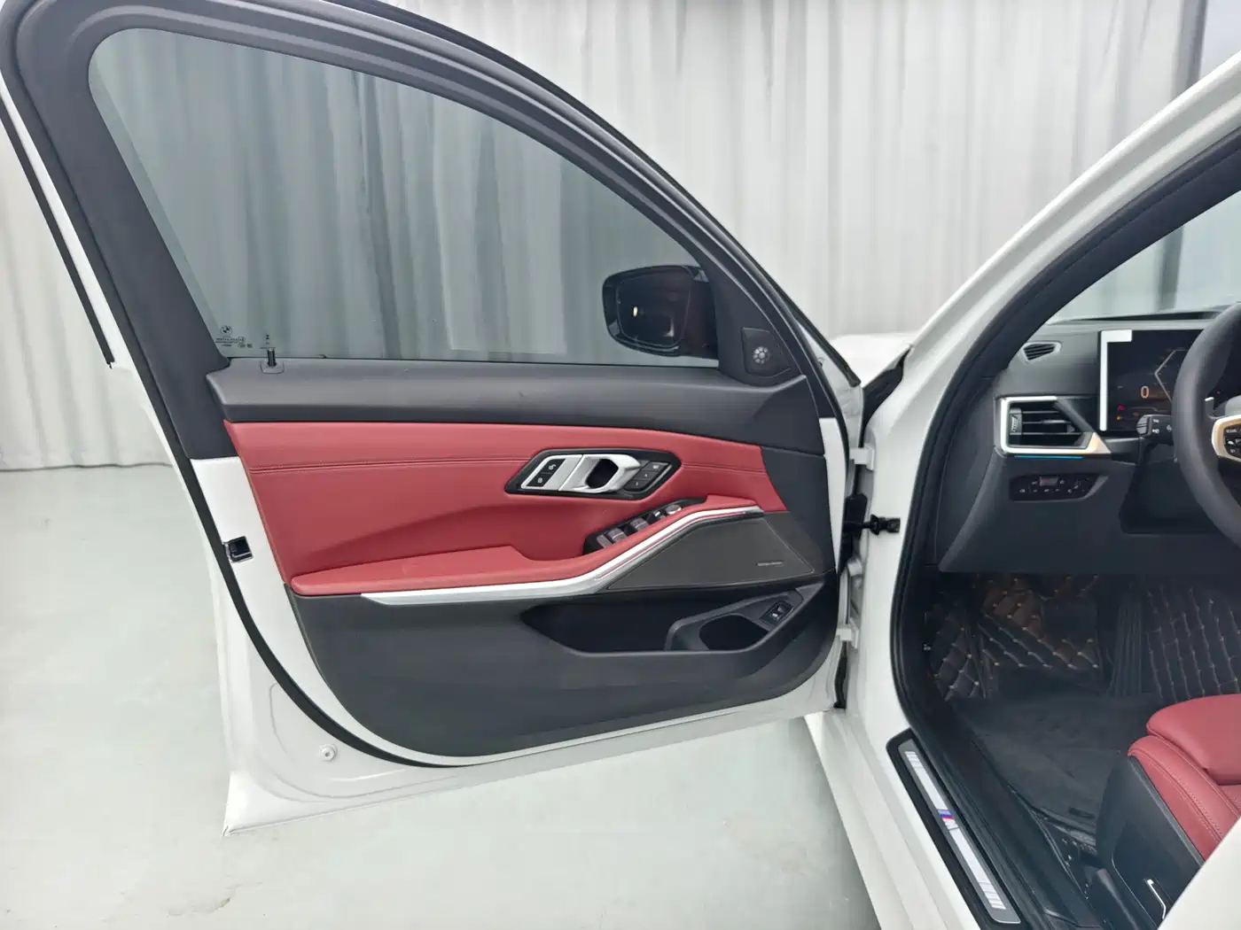 BMW 3 Series 2024 330Li M Sport Shadowline Package фото 7