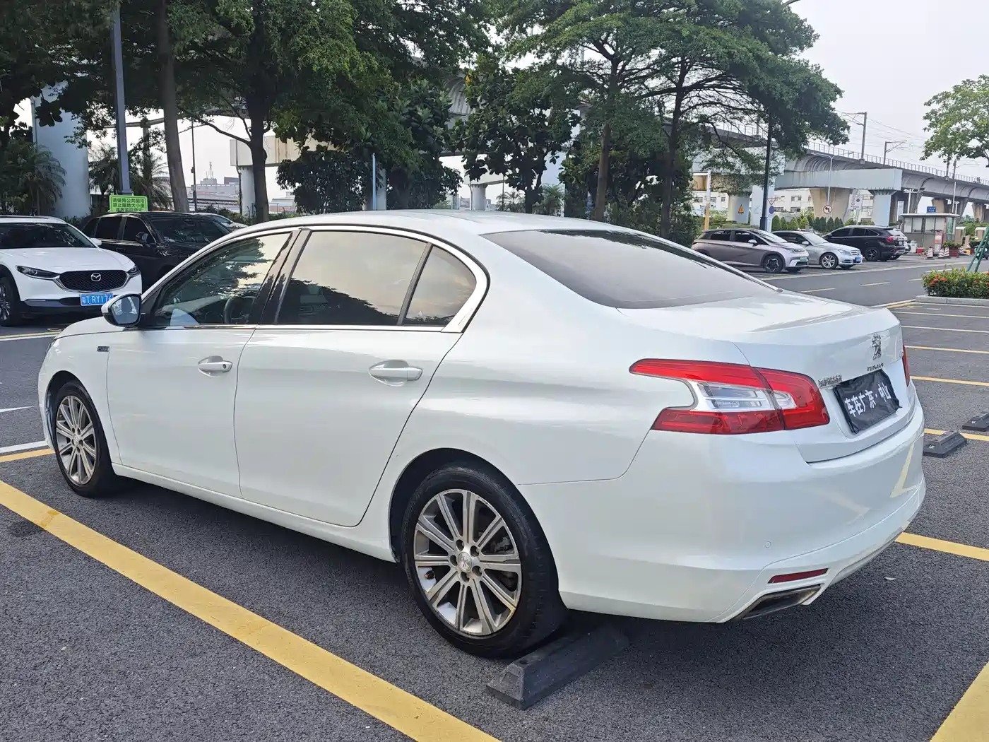 Peugeot 408 2016 1.6T Automatic Luxury Edition фото 5
