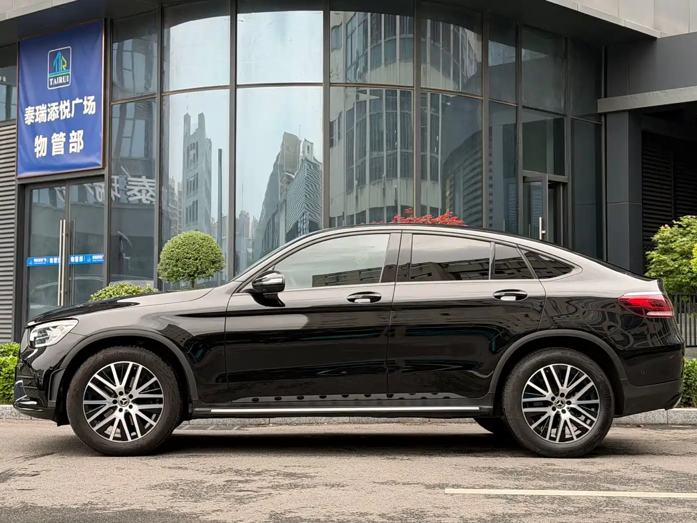 Mercedes-Benz GLC Coupe 2023 Model GLC 260 4MATIC Coupe SUV фото 5