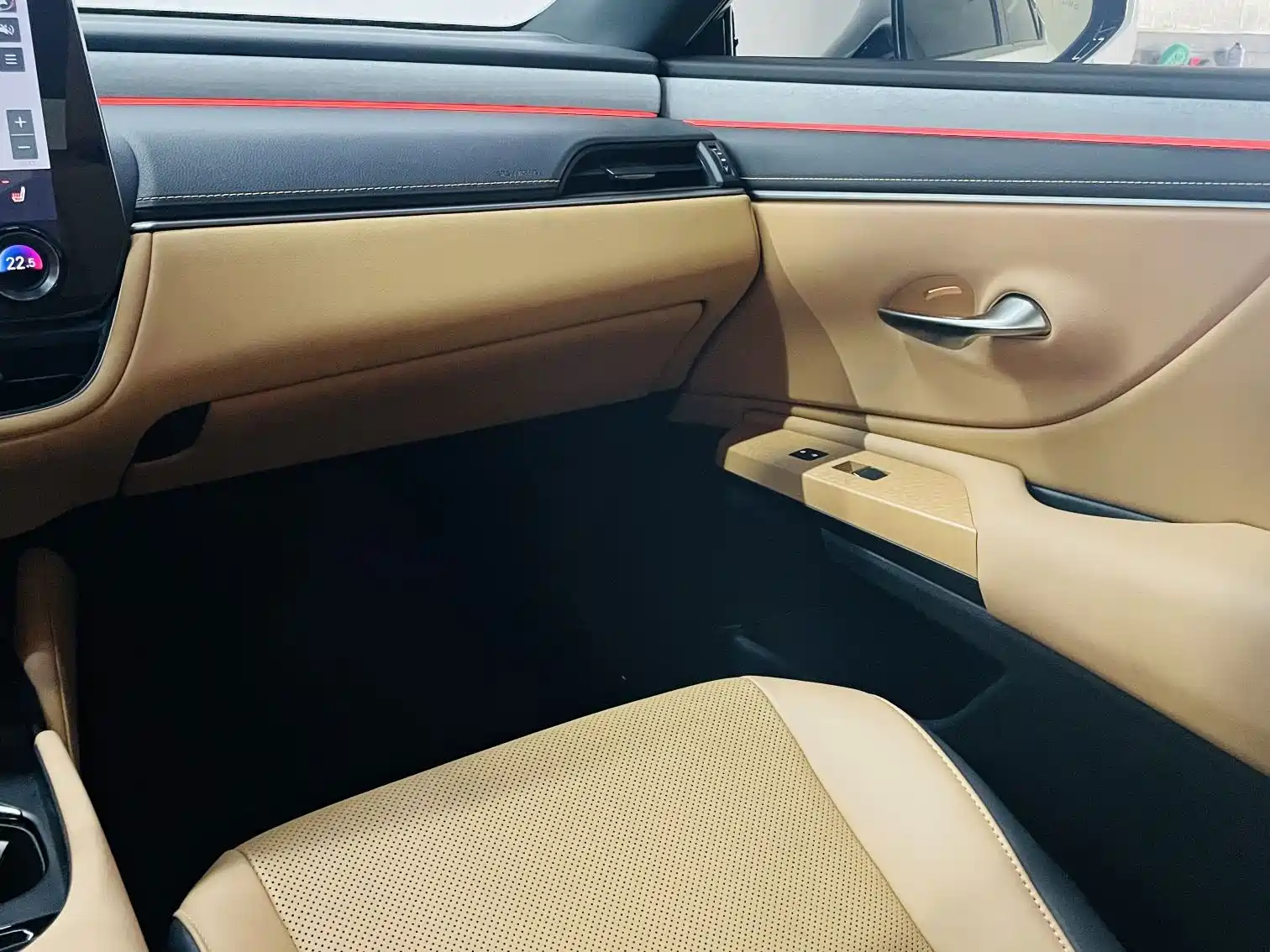 Фото 16 - Lexus ES