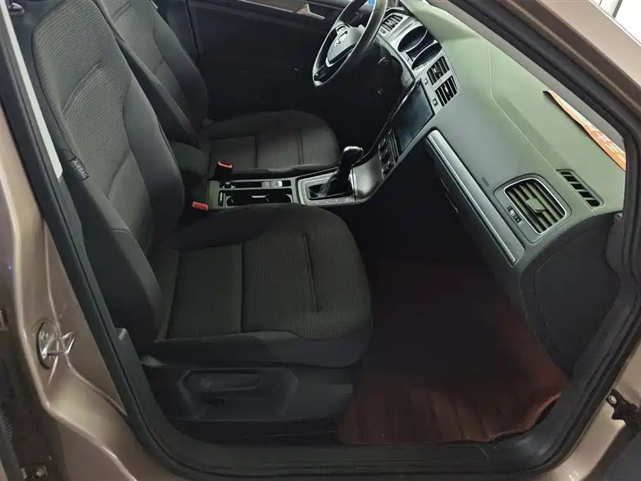 Volkswagen Golf 2016 1.6L Automatic Comfort фото 8