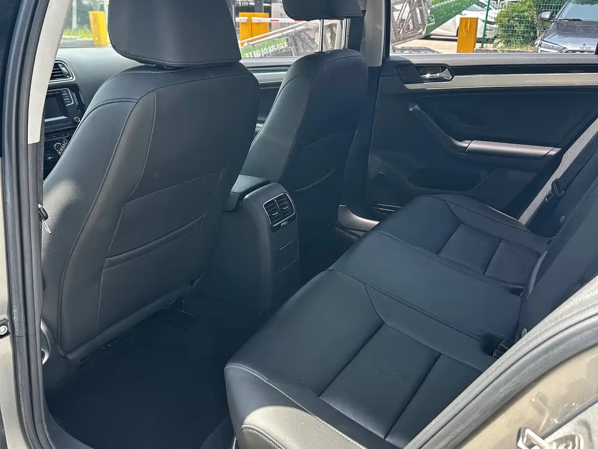 Volkswagen Sagitar 2018 1.6L Automatic Comfort фото 17