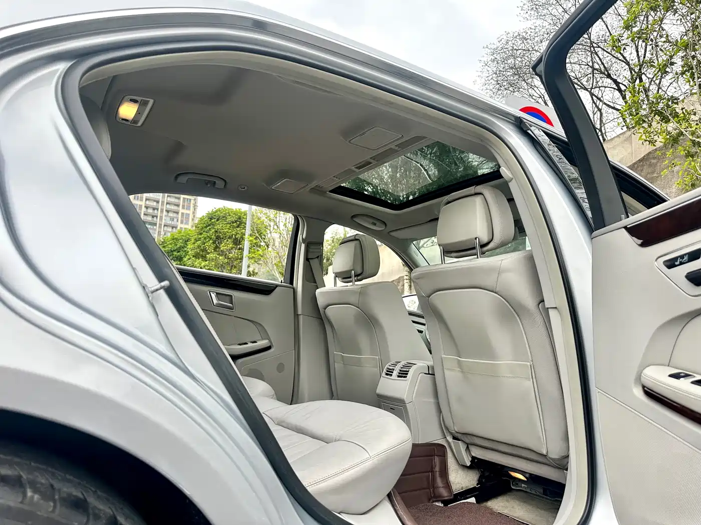 Mercedes-Benz E-Class 2012 E 300 L Elegance Model фото 31
