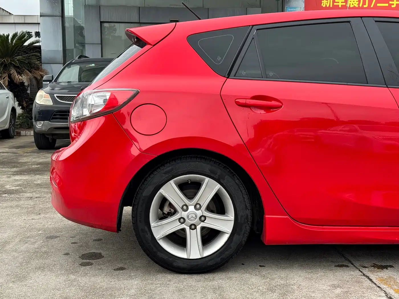 Mazda Mazda3 Axela 2012 Hatchback 2.0L Automatic Luxury фото 13