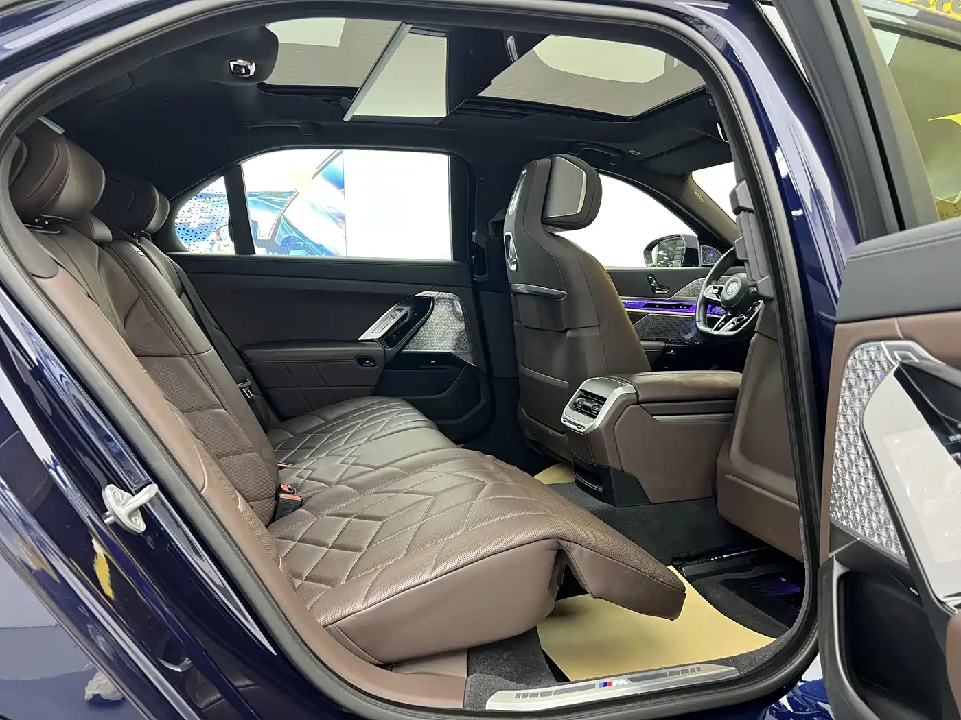 BMW 7 Series 2023 740Li Exclusive M Sport Package фото 37