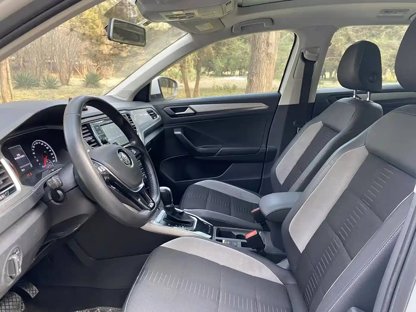 VOLKSWAGEN T-ROC EXPLORING SONGS