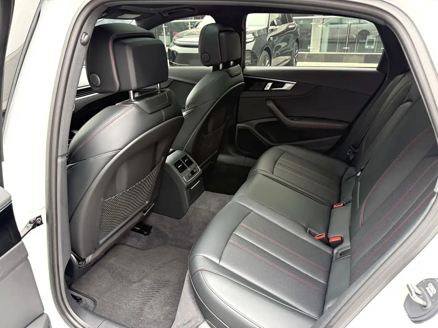 Audi A4L 2025 2 Million Celebration Edition 40 TFSI Luxury Dynamic фото 5