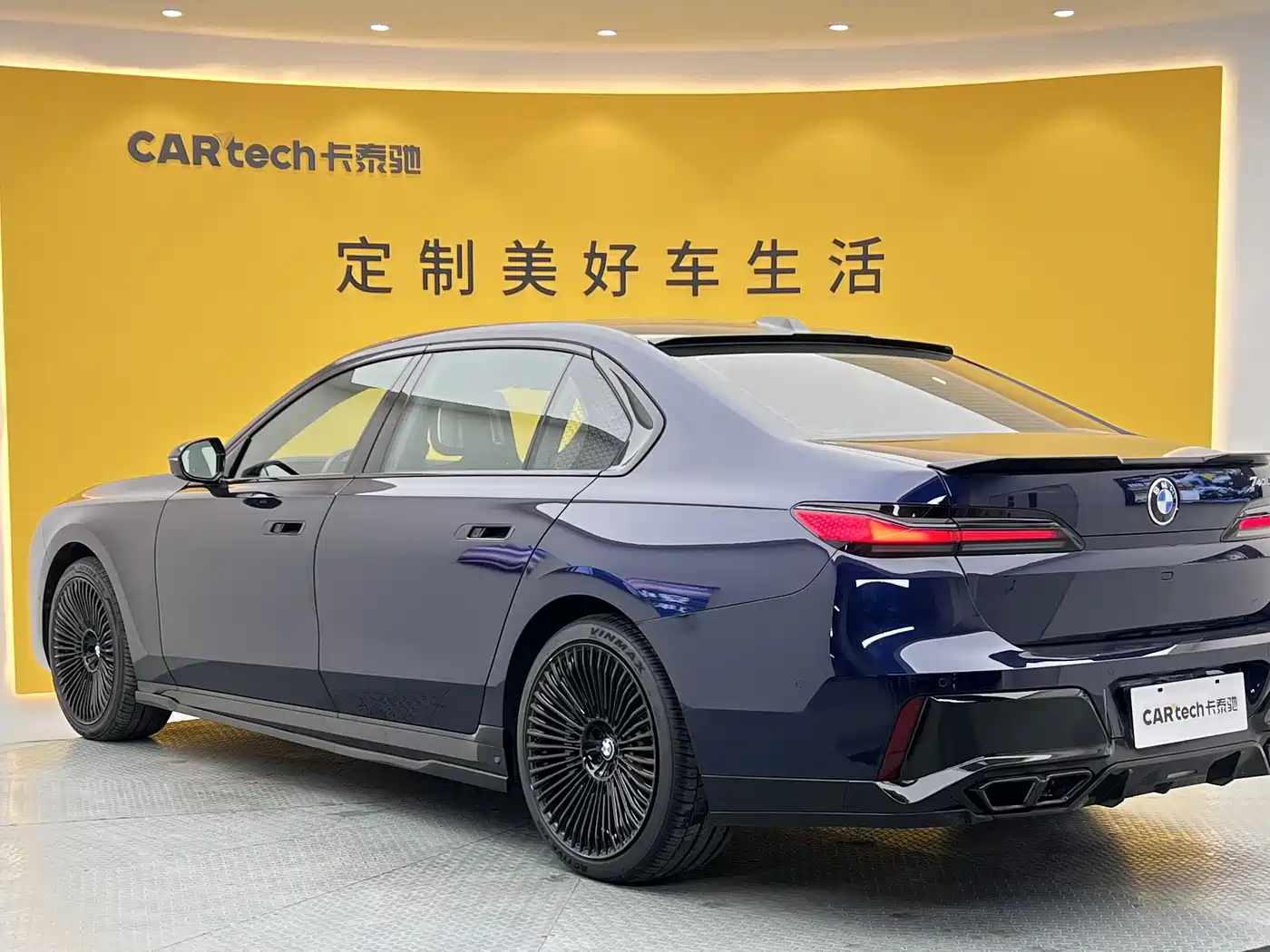 BMW 7 Series 2023 740Li Exclusive M Sport Package фото 38