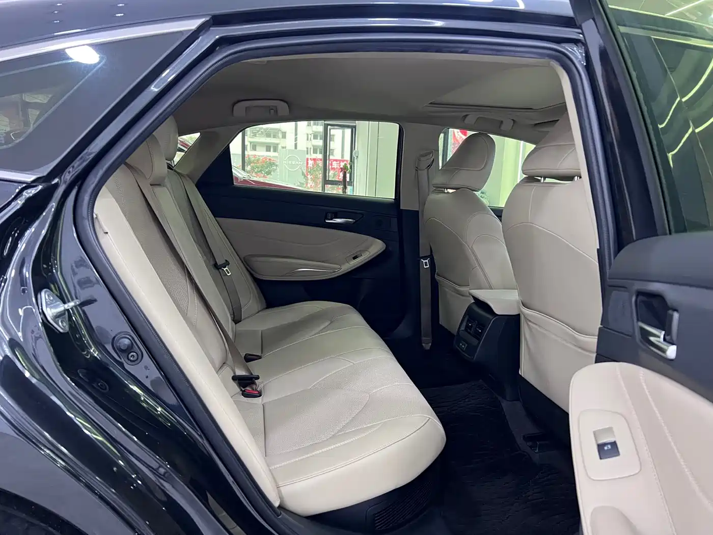 Toyota Avalon 2023 Hybrid 2.5L Luxury Edition фото 12