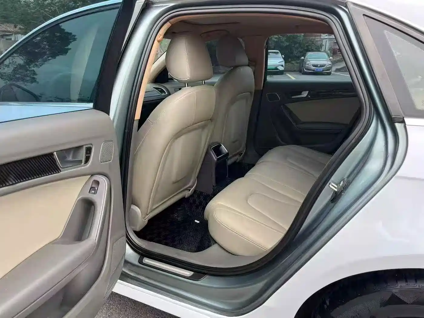 Audi A4L 2011 2.0 TFSI Standard фото 4