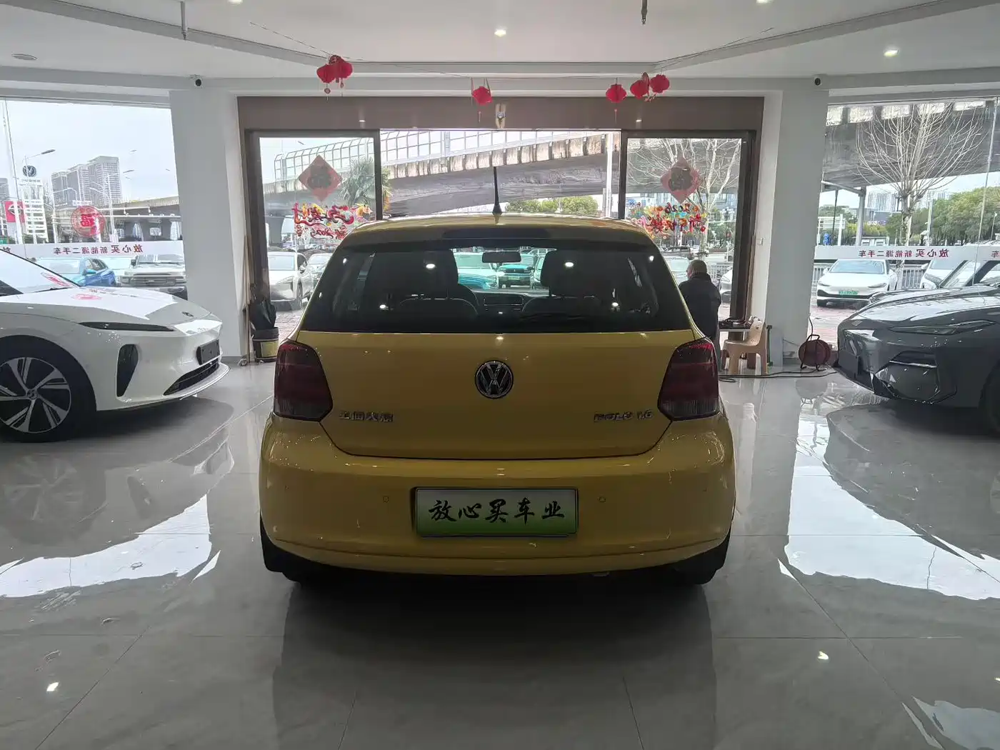 Volkswagen Polo 2011 1.6L Automatic Style Edition фото 8