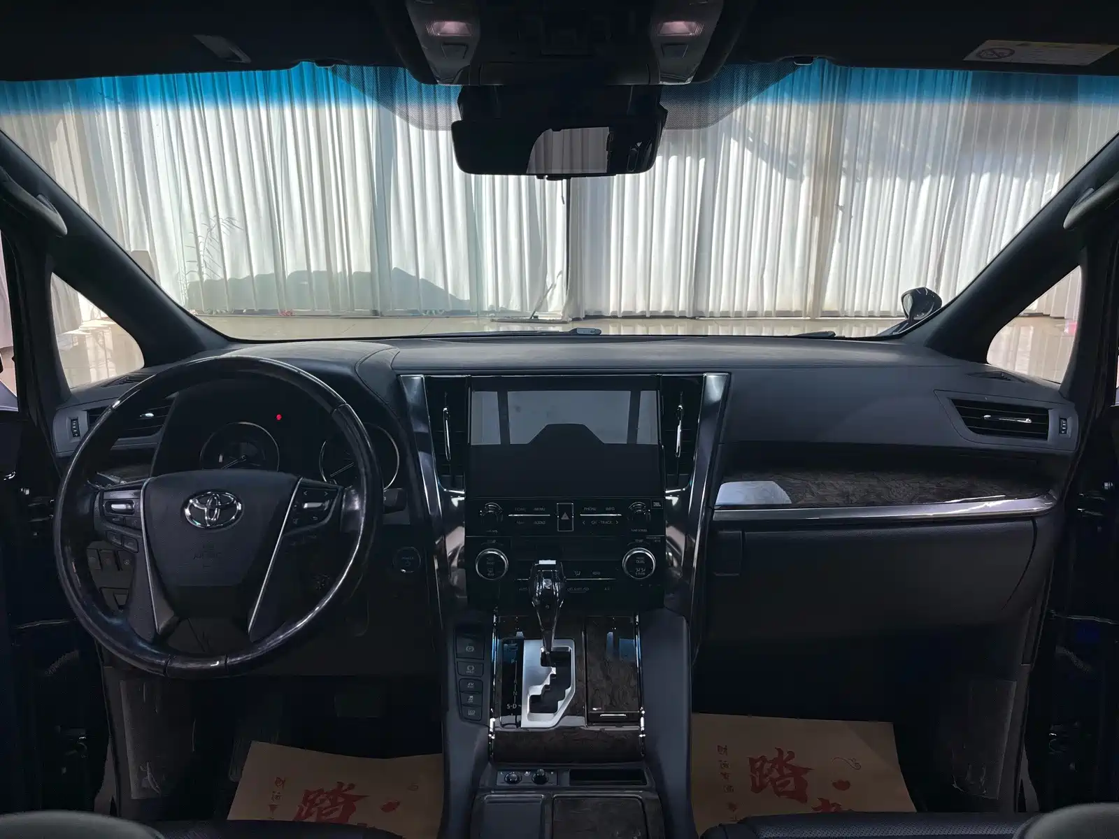 Фото 14 - Toyota Vellfire