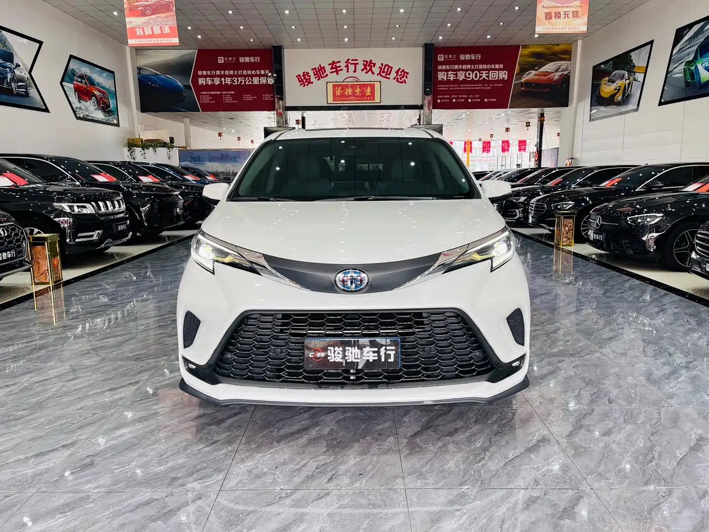 Toyota Granvia 2023 2.5L Hybrid Comfort Edition фото 2