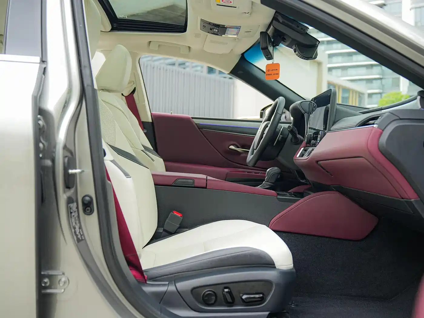 Lexus ES 2025 300h Ultimate Edition фото 12