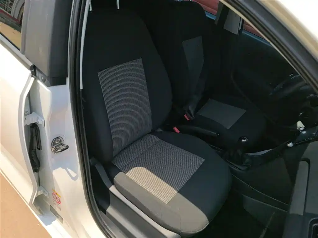 Volkswagen Polo 2014 1.4L Manual Trend Edition фото 25