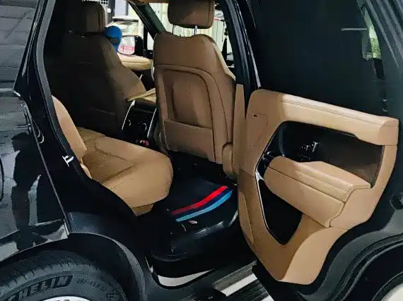 Land Rover Range Rover 2023 3.0 L6 400PS Golden Age 7-Seater Long Wheelbase фото 6