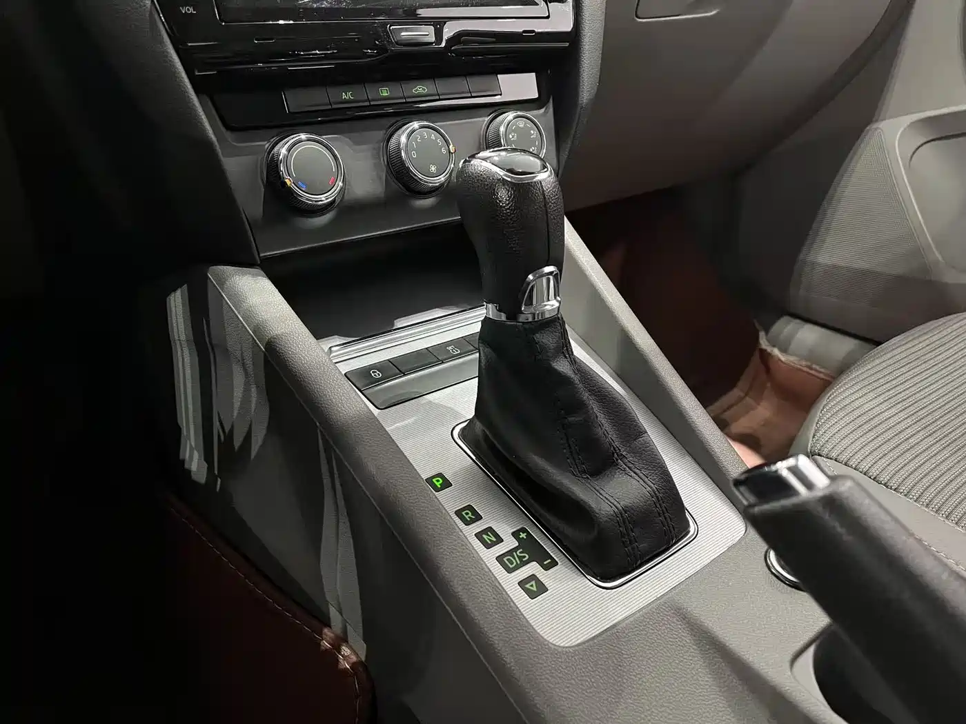 Škoda Octavia 2015 1.6L Automatic逸杰版 фото 9