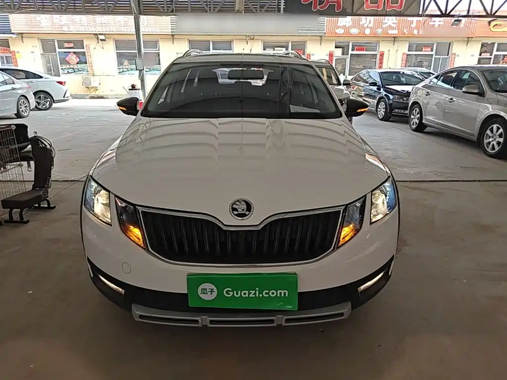 Škoda Octavia 2018 Model Wagon TSI230 DSG Comfort Edition фото 3