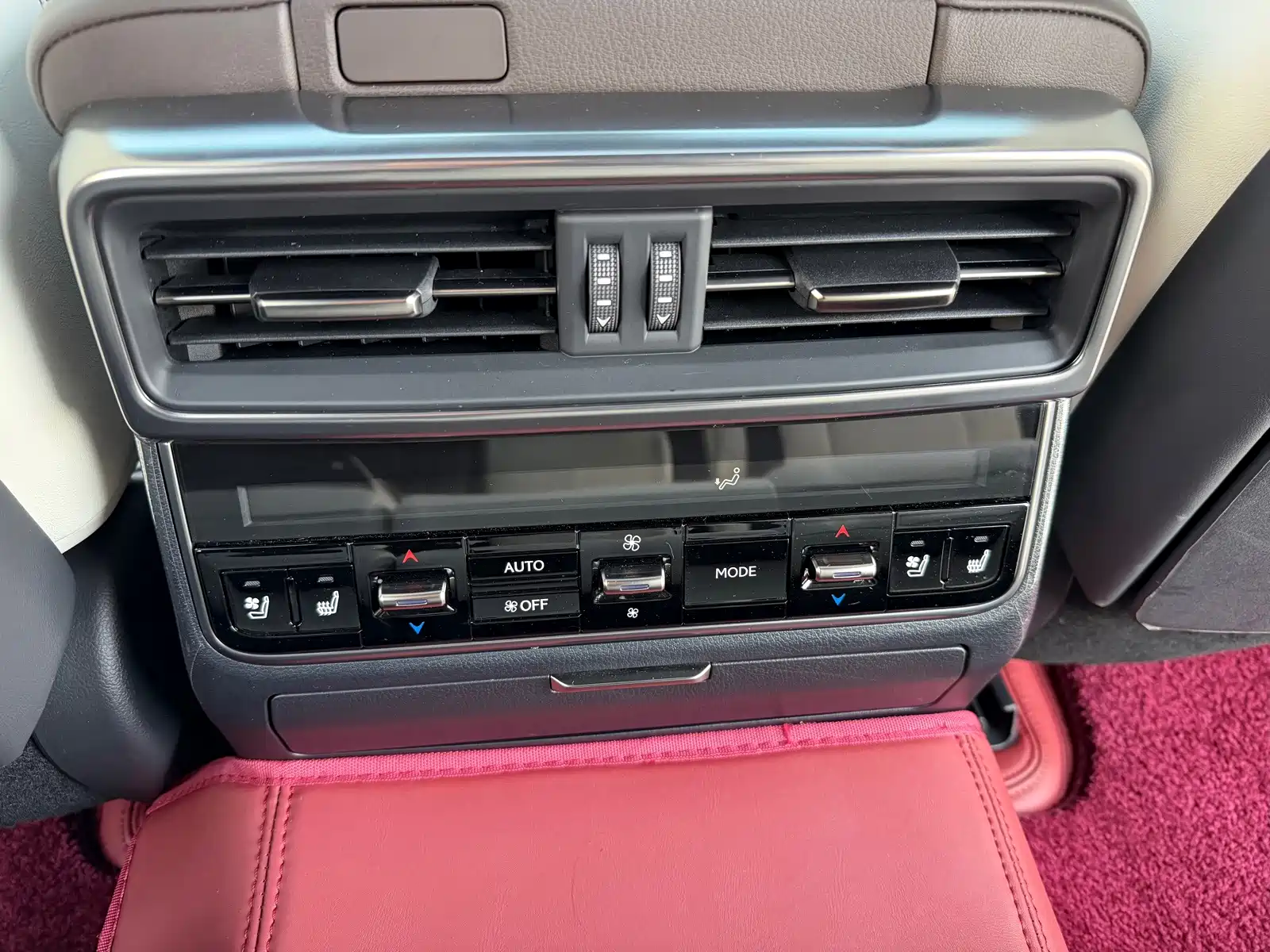 Фото 14 - Lexus LX
