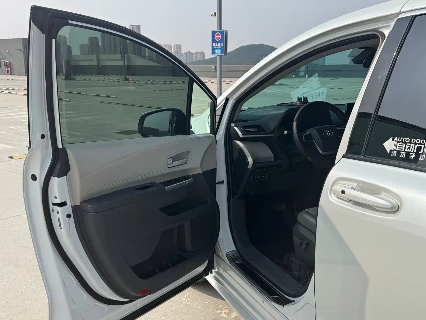 Toyota Sienna 2023 2.5L Hybrid Comfort Edition фото 12