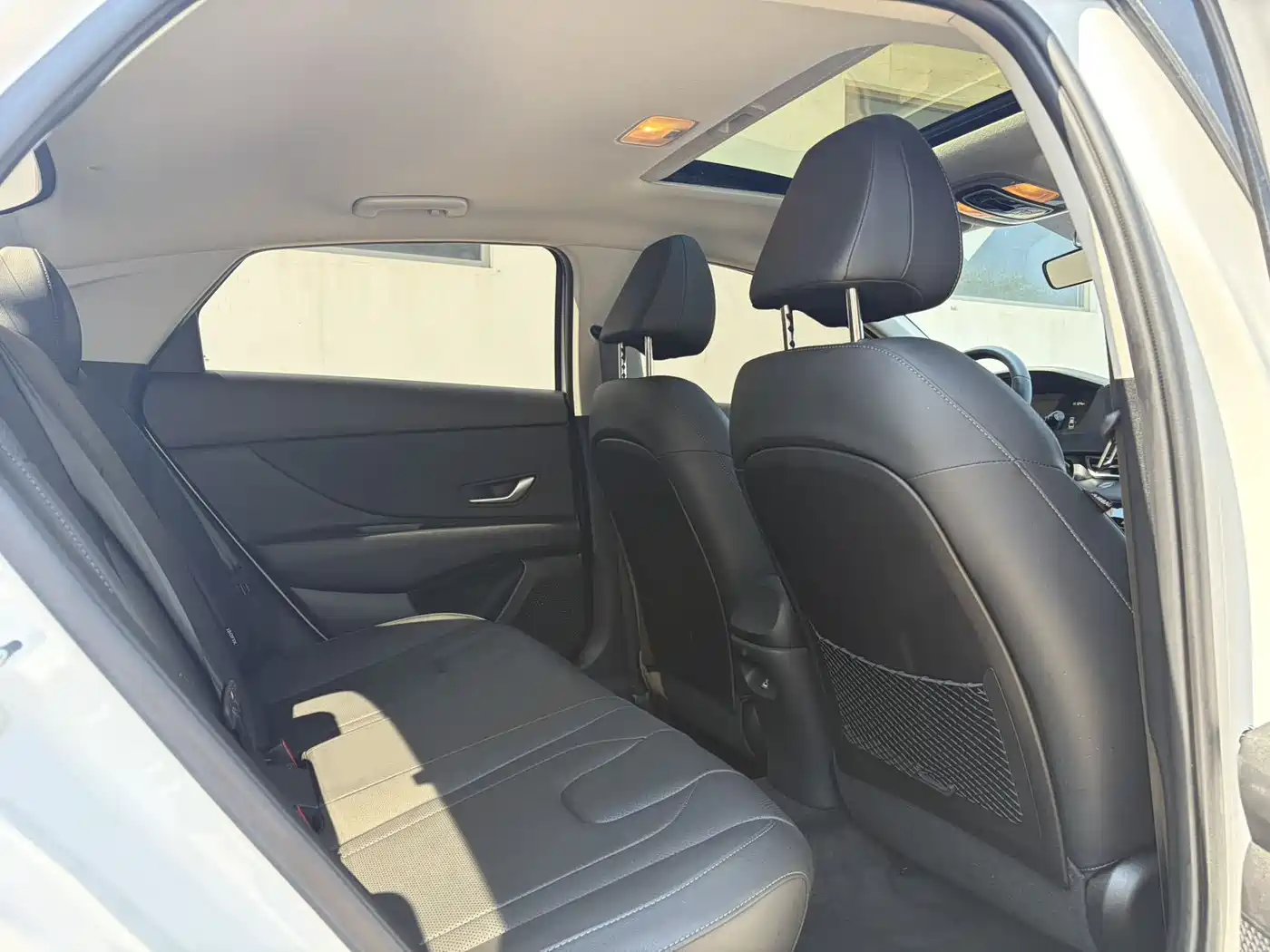 Hyundai Elantra 2021 1.5L CVT LUX Premium Edition фото 12