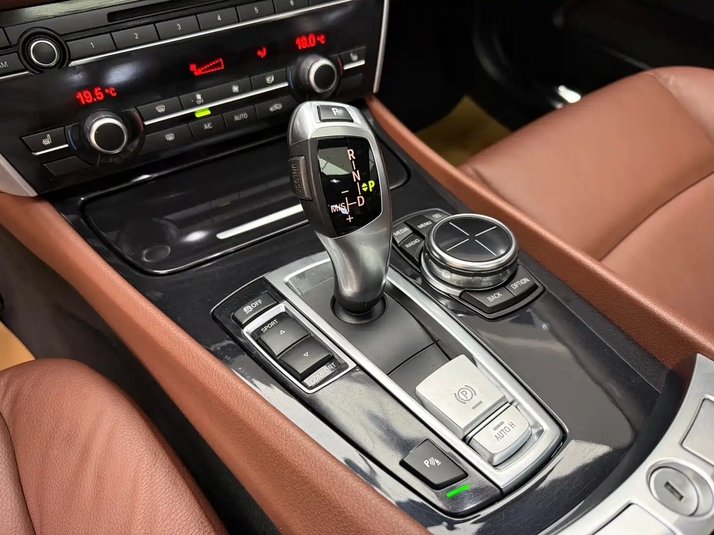 BMW 5 Series GT 2013 535i Elegance фото 16