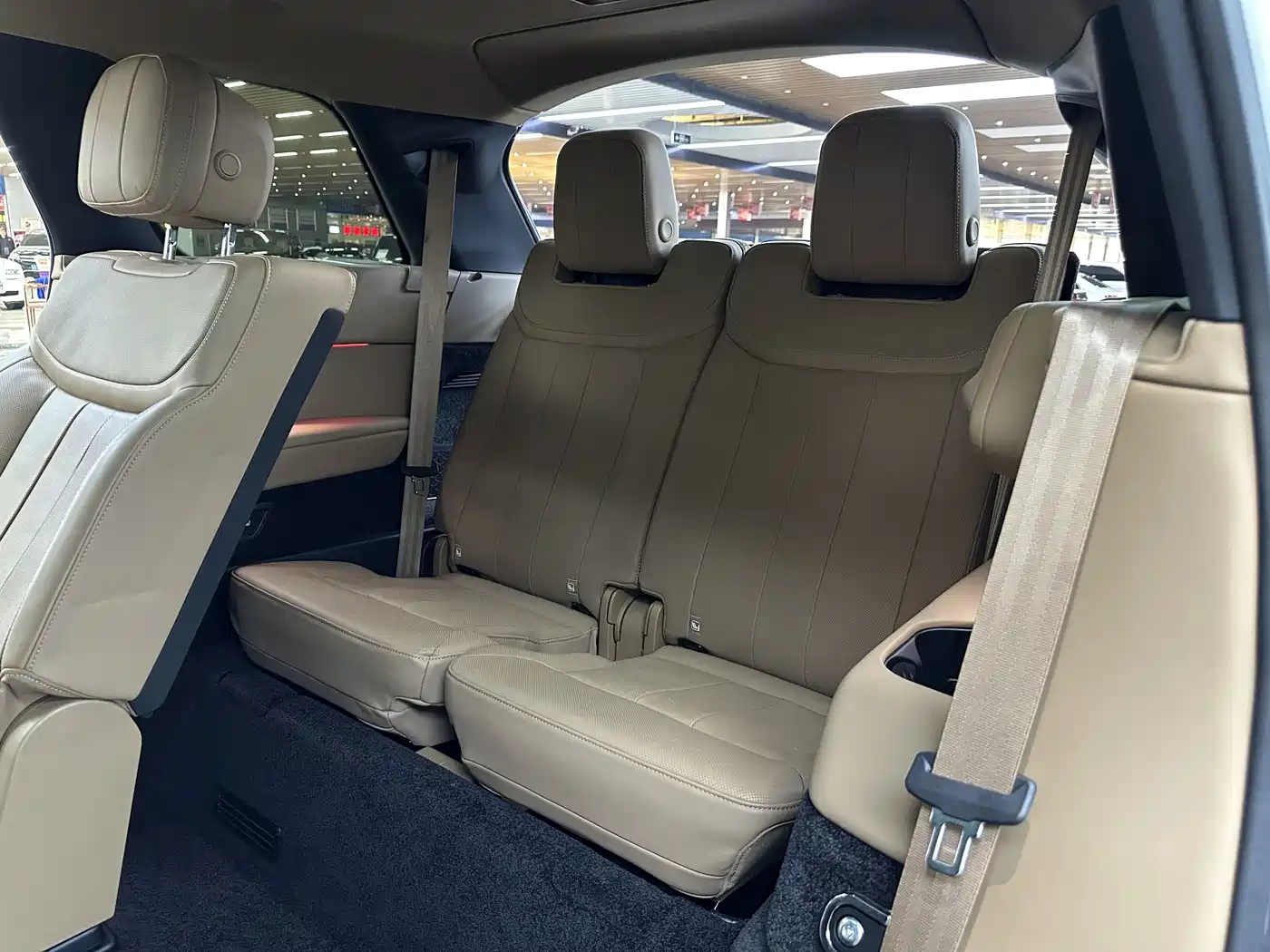 Land Rover Range Rover 2023 3.0 L6 400PS Golden Age 7-Seater Long Wheelbase фото 16