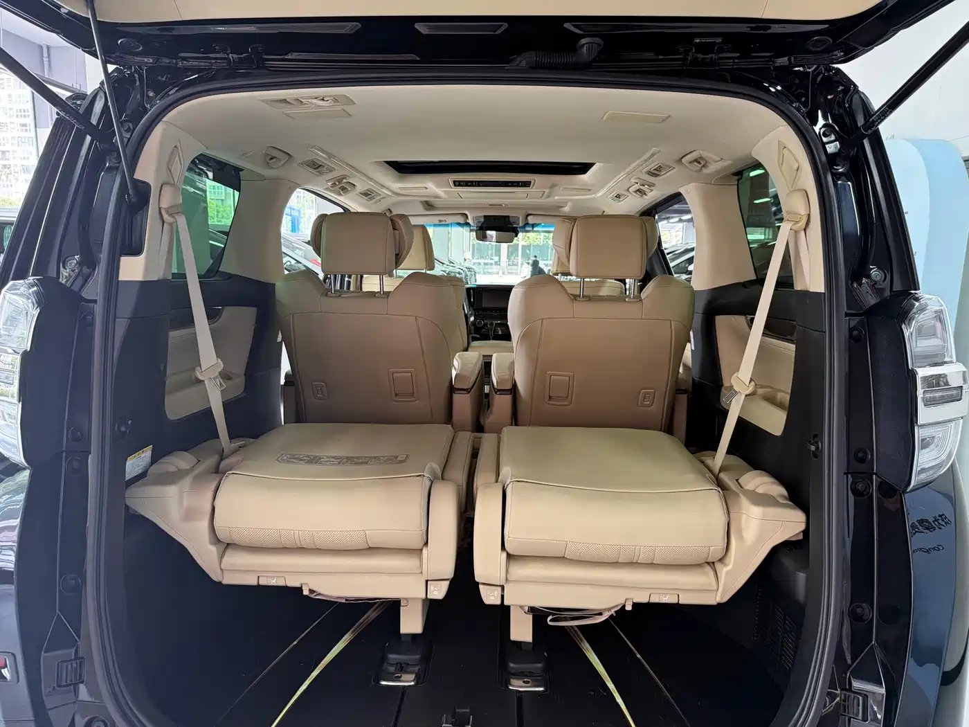 Toyota Vellfire 2019 Hybrid 2.5L HV Premium Edition фото 4
