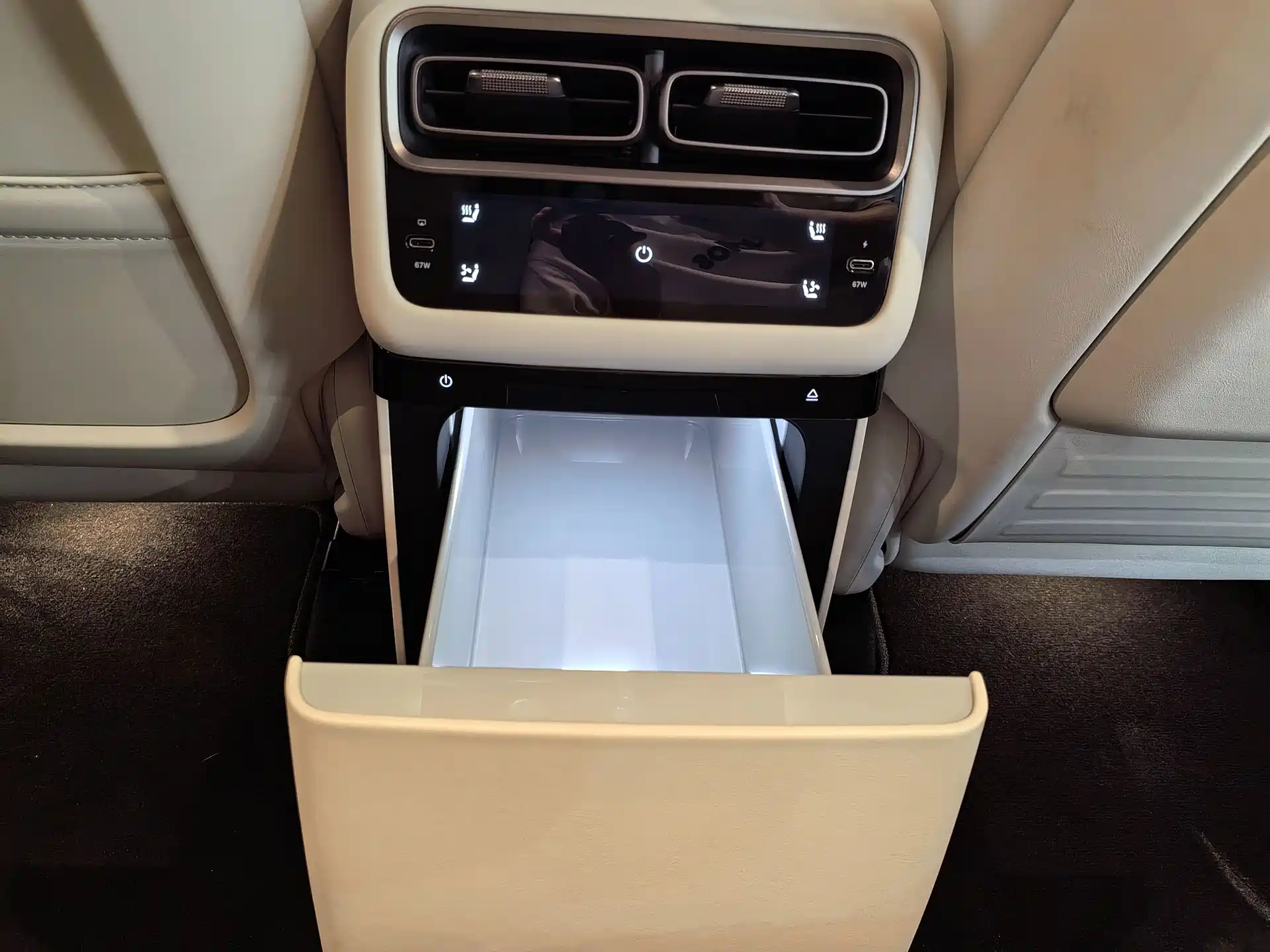 Фото 12 - Li Auto i6