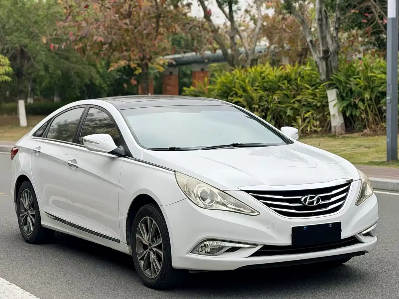Hyundai Sonata 2015 Classic 2.0L Automatic Luxury Edition фото 3