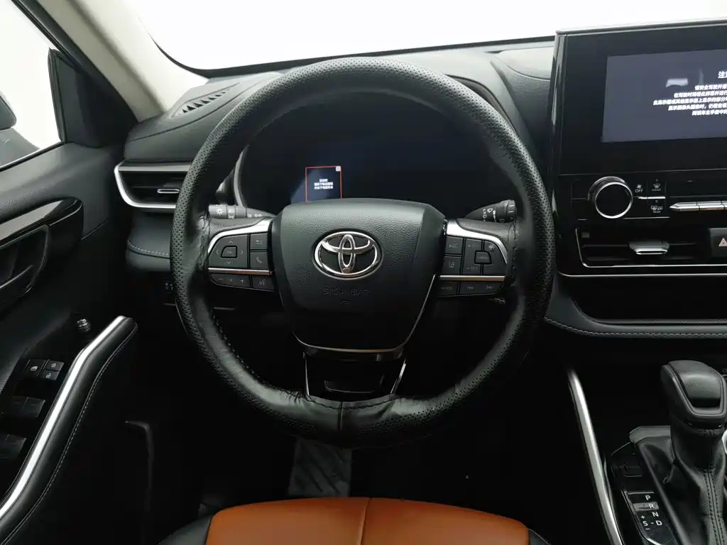 Фото 11 - Toyota Highlander