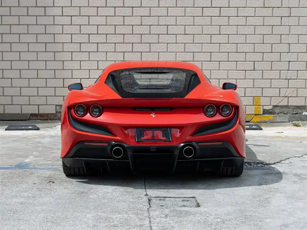 FERRARI F8