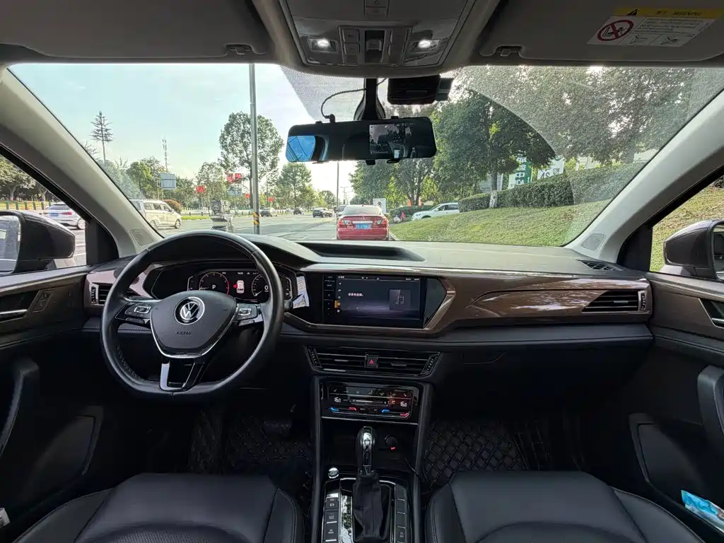 صورة 13 - Volkswagen Tharu