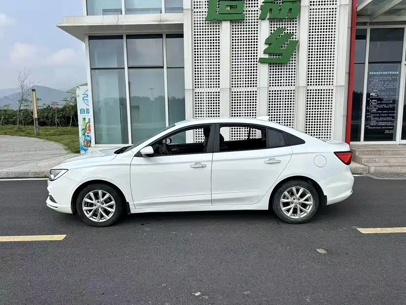 Фото 8 - Roewe i5