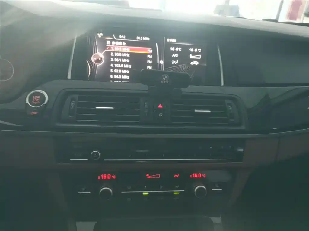BMW 5 Series 2017 520Li Classic Edition фото 13